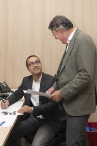 Carel Buis en Radwan in overleg